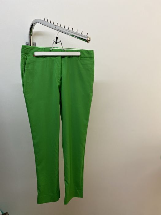 Стильні штани зеленого кольору .