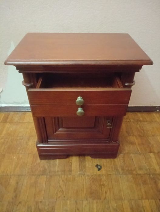Тумбочка (57 см * 36 см *70 см),практически новая)