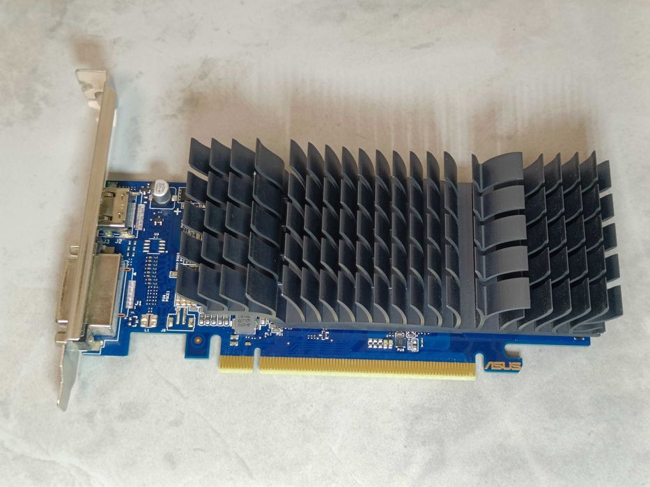Відеокарта ASUS Nvidia GT1030 2GB GDDR5 НИЗЬКОПРОФІЛЬНА відмінний Стан