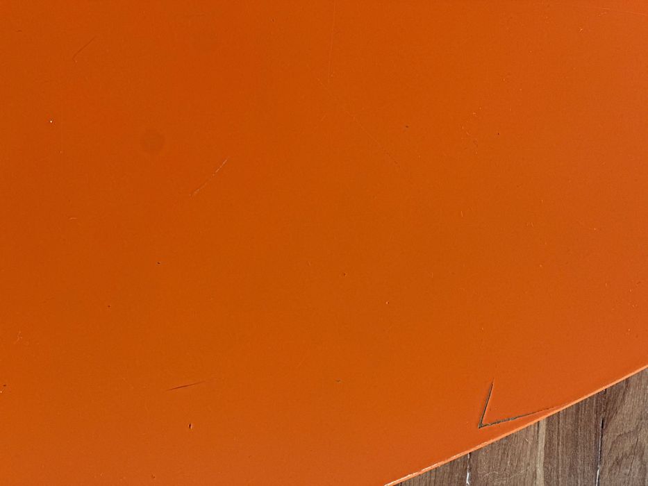 Secretária cor-de-laranja para estudante