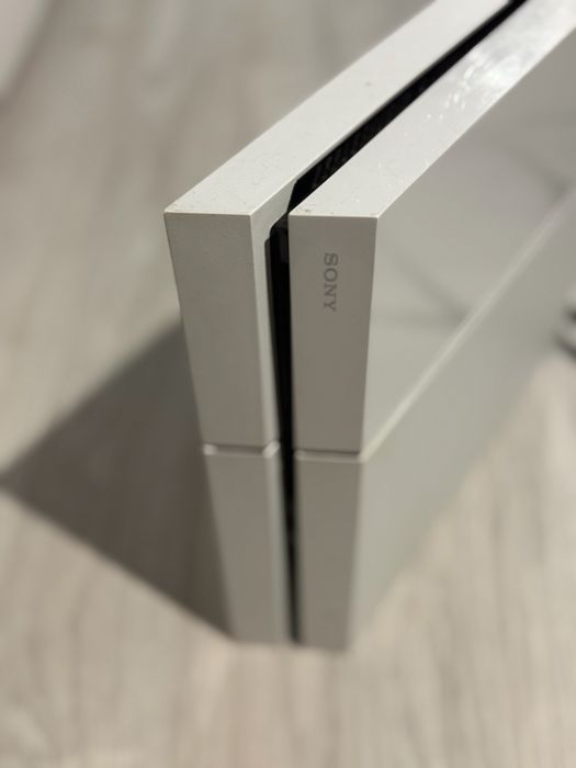 Продам консоль PS 4