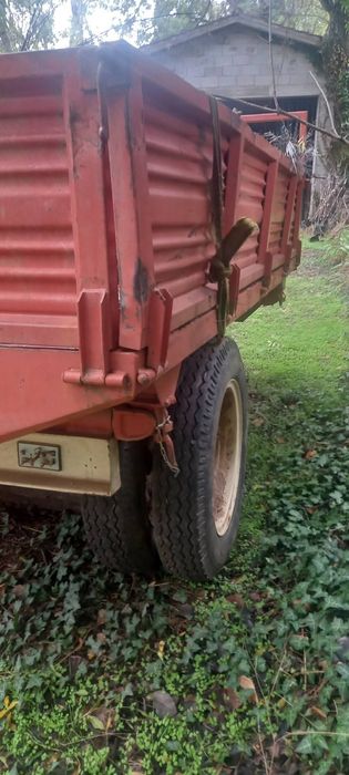 Reboque tribasculante