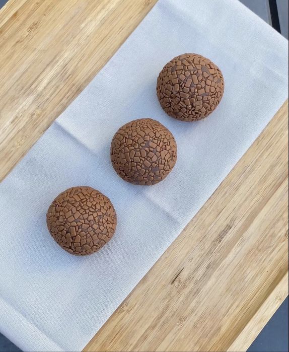 Brigadeiro e beijinho.