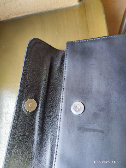 Minimalistyczna czarna kopertówka z cyrkonią