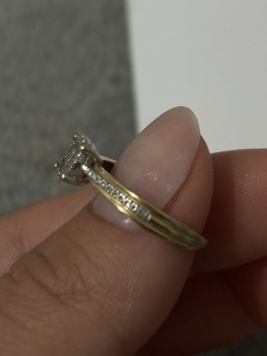 Pierścionek zaręczynowy