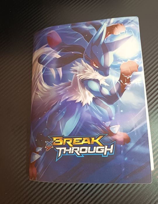 Cartas Pokémon diferentes coleções