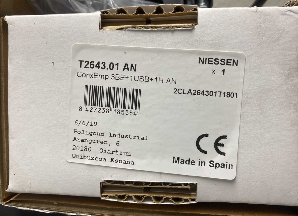 Ficha tripla de encastrar  NIESSEN T2643.01-AN 2CLA264301T1801