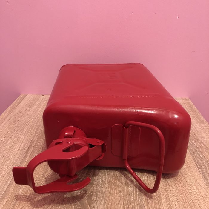 Канистра металлическая обьемом 5 литров для бензина/дизельного топлива