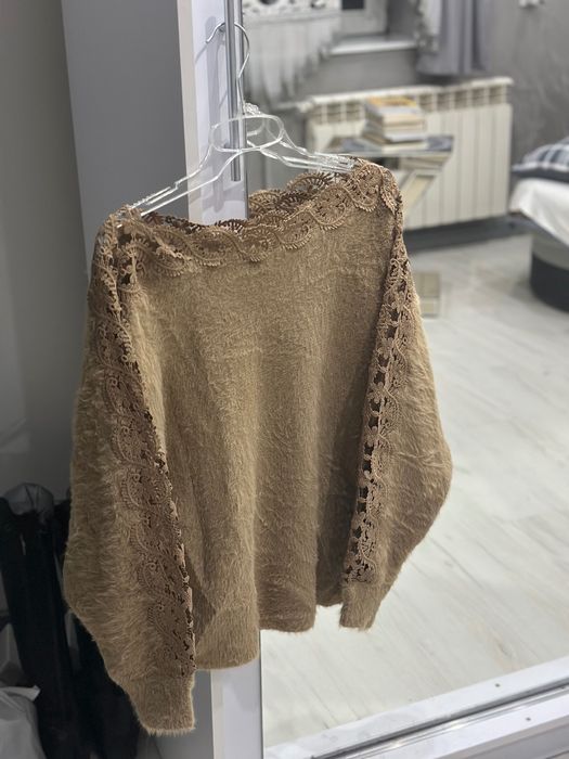 Beżowy sweter z ażurowymi zdobieniami