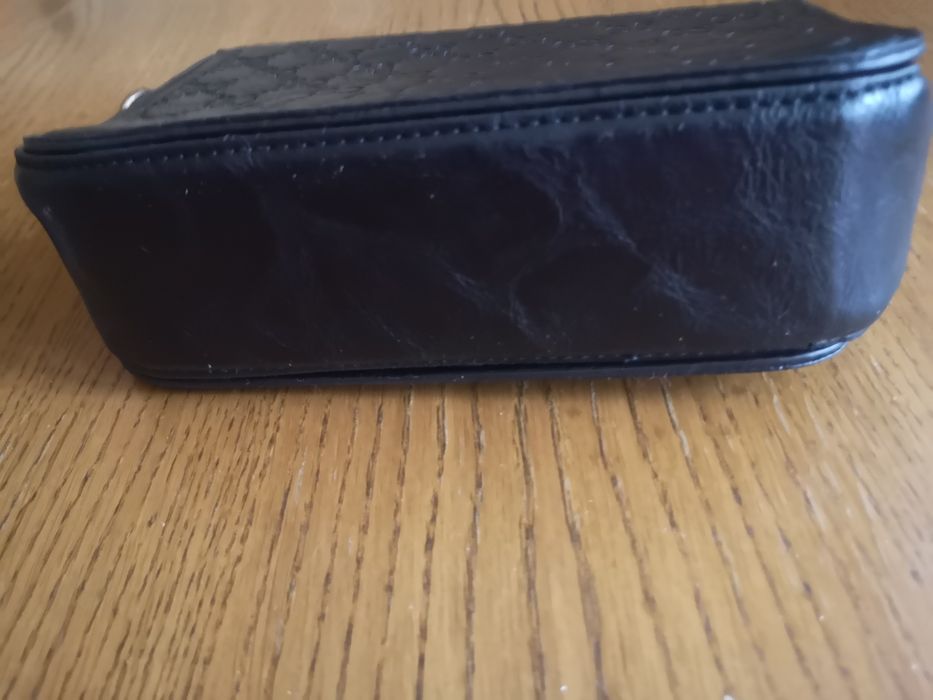 Mała torebka z ozdobnym zapięciem