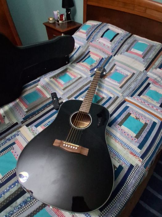 Guitarra acústica Fender cd-60 e capa da fender