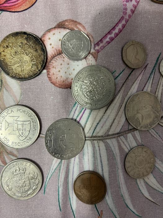 Caixa com varias moedas antigas