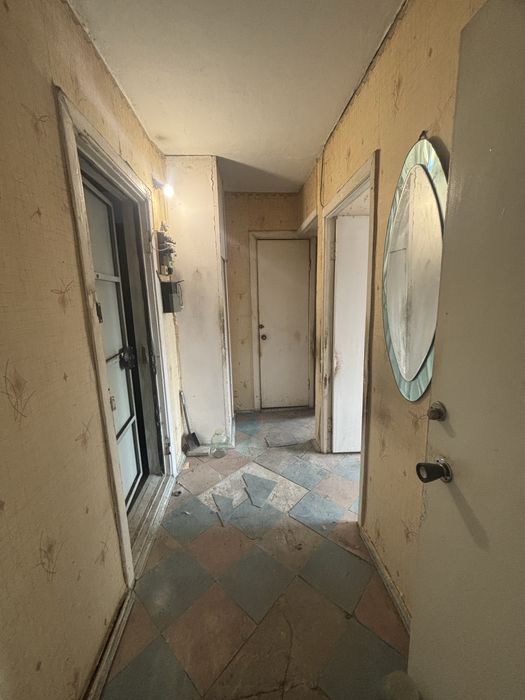 Продам двокімнатну квартиру в центрі під ремонт