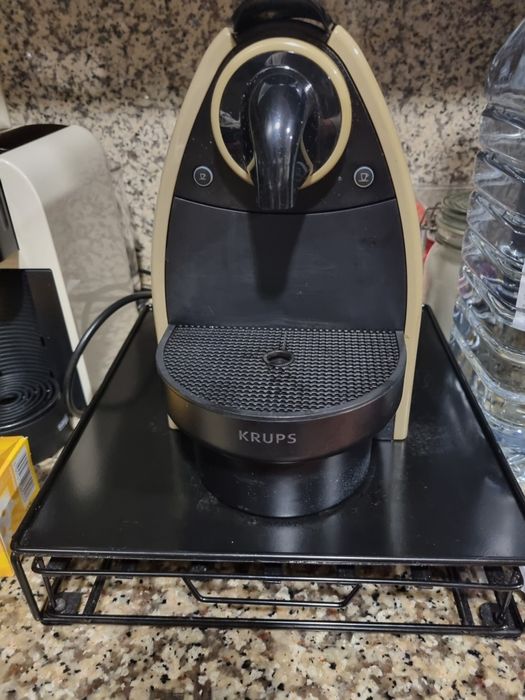 Suporte para máquina e capsulas de café