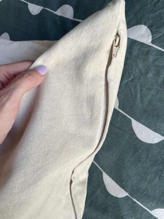 Duas almofadas com capa bege claro 50x50