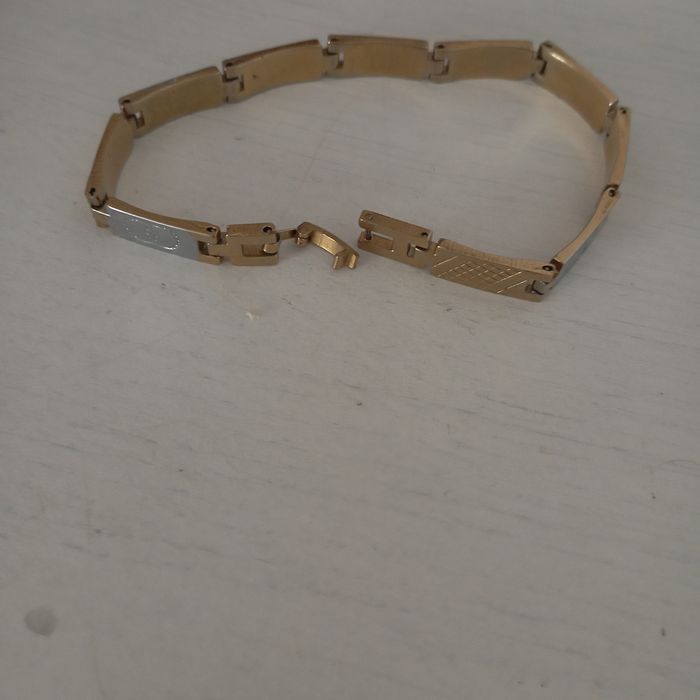 Pulseira em dourado e prateado