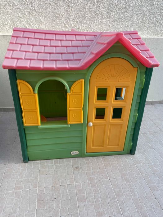 Casinha de criança para jardim da marca Little Tikes