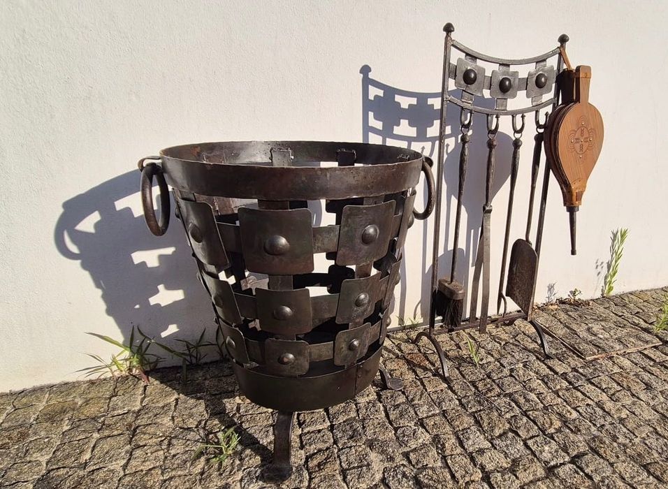 Cesto para lenha em ferro com utensílios em ferro