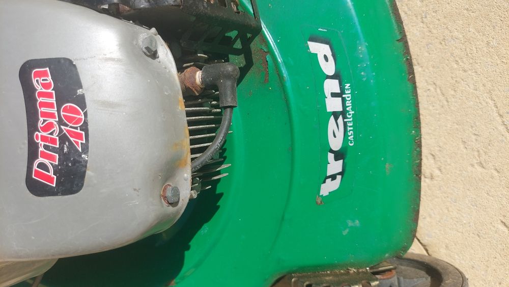 Corta relva com motor de combustão 4CV e com tracção.