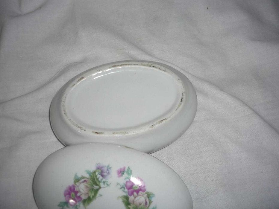 Caixa oval em porcelana antiga
