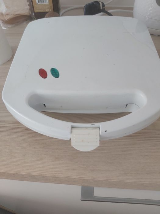 Używany ale w bardzo dobrm stanie toster