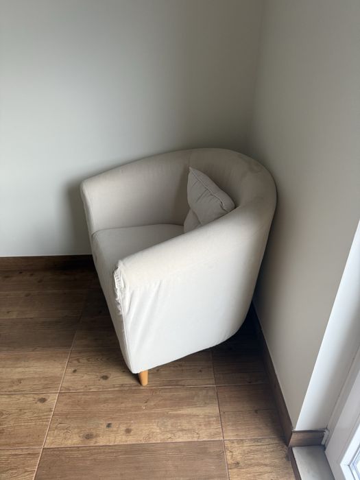 Poltrona beje pés de madeira