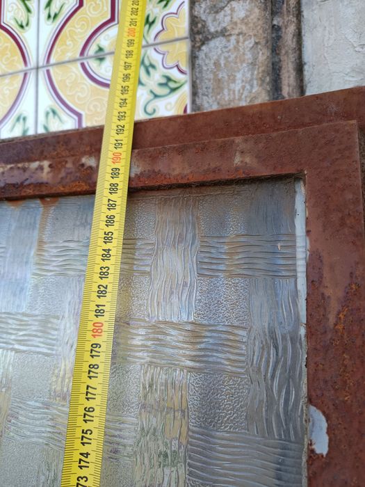 Porta de ferro com aduela