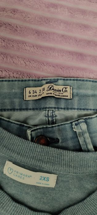 Conjunto de calças de ganga e blusa azul usados