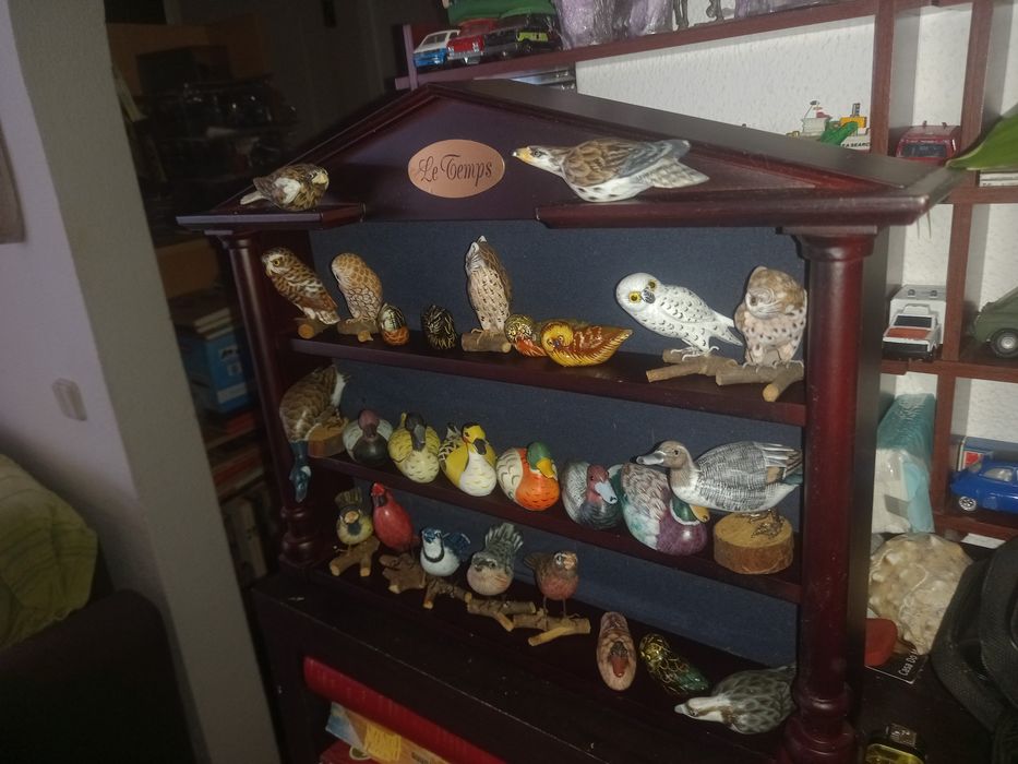 Estante com 27 miniaturas de aves