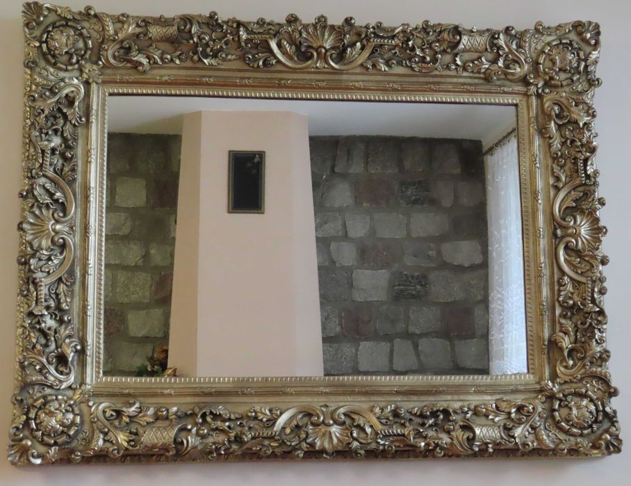 Lustro w złotej zdobionej ramie 125 x 94 cm.