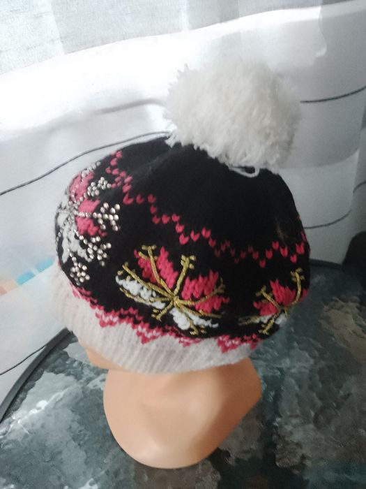 Nowa czapka z pomponem