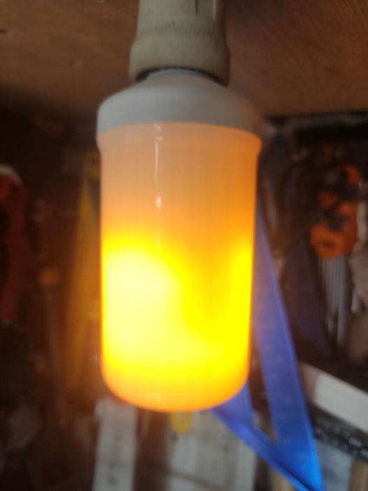 Żarówka LED imitująca efekt płomieni ŚWIECZKI E27
