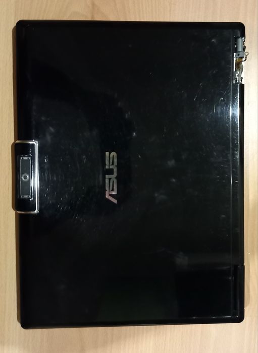 ASUS M51SE em funcionamento, mas monitor solto. Adequado para peças.