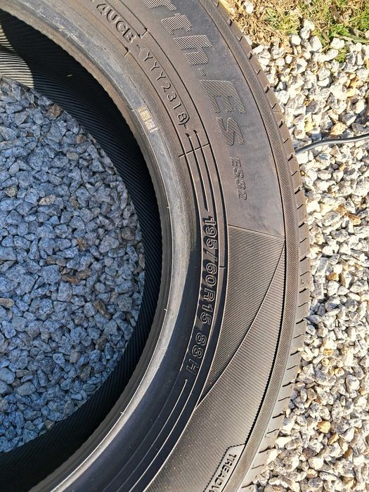 dois pneus (um com um rasgão)