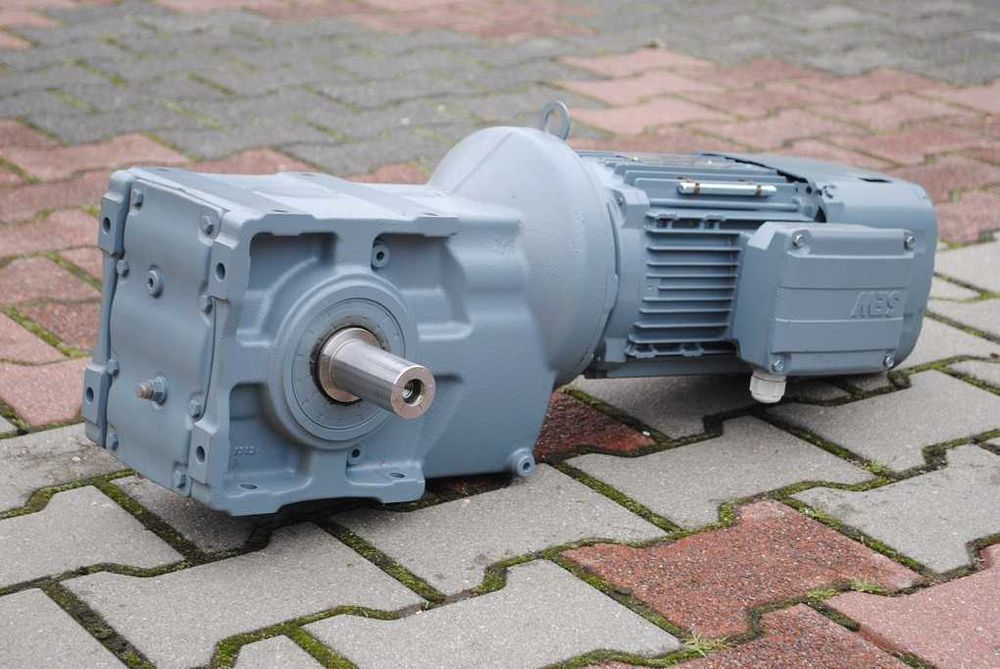 Motoreduktor kątowy 1.5kw. 33obr./min.. z hamulcem. Firmy SEW