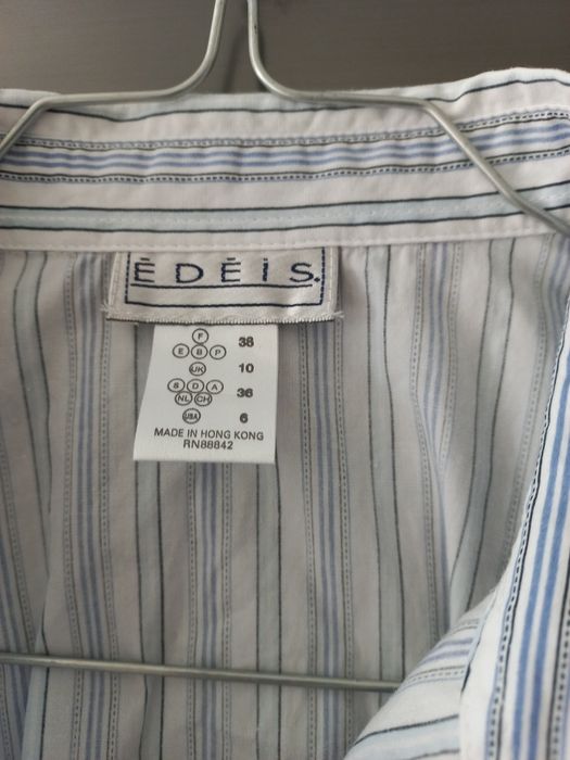 Camiseiro branco com riscas azuis e pretas