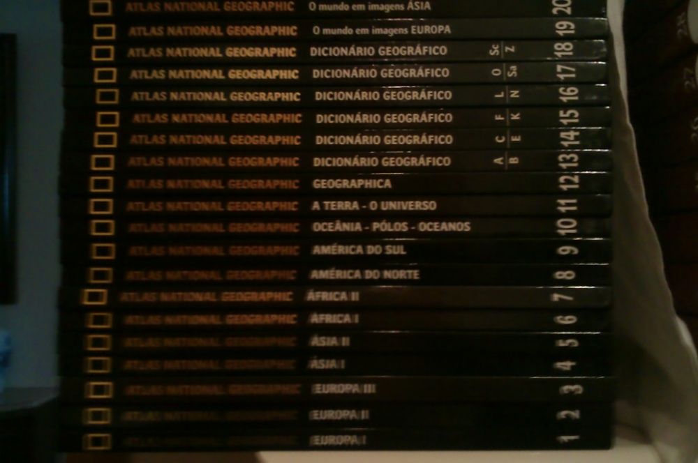 24 volumes de Livros de Atlas Nacional Geographic, 2005.