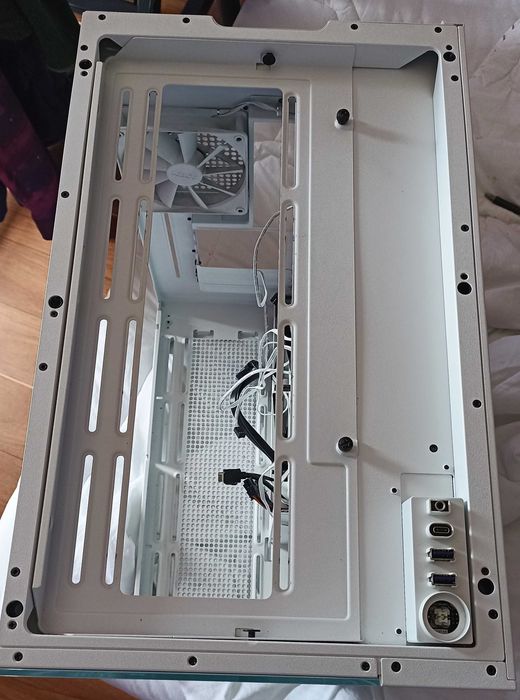 NZXT H9 Flow ATX Mid-Tower (Branca) + Extras (4 fans + hub + PSU EVGA 700W)