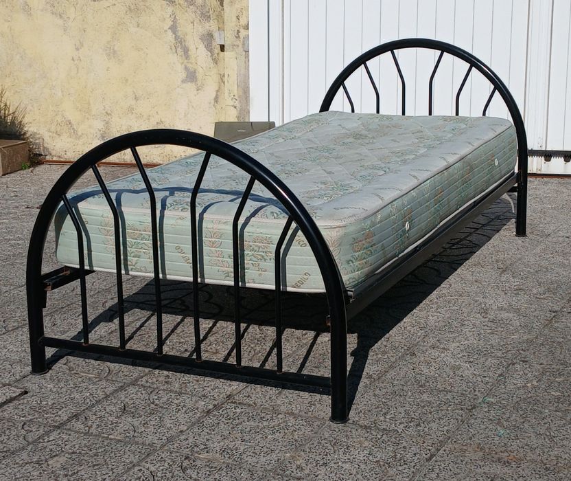 Vendo CAMA de SOLTEIRO com estrado e COLCHÃO como nova. Possibilidade de entrega