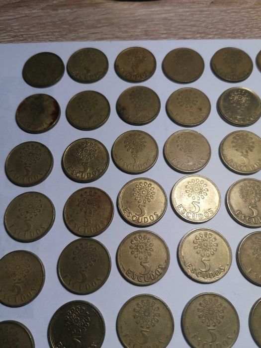 Conjunto de 64 moedas de 5 escudos valor actual 15,14 euros