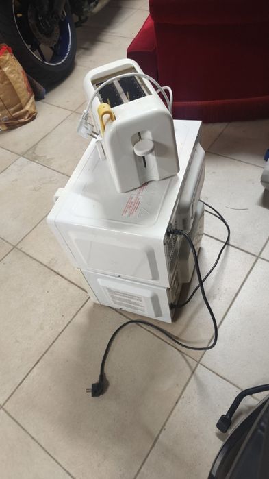 Vendo 2 microondas e uma torradeira