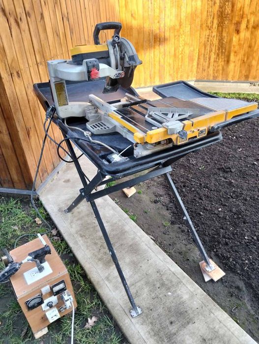 Плиткоріз Dewalt