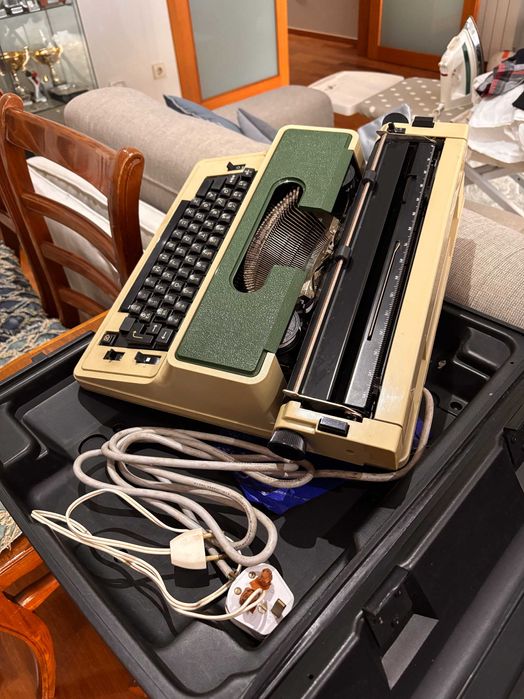 Maquina de escrever Silver Reed - modelo SP-8700