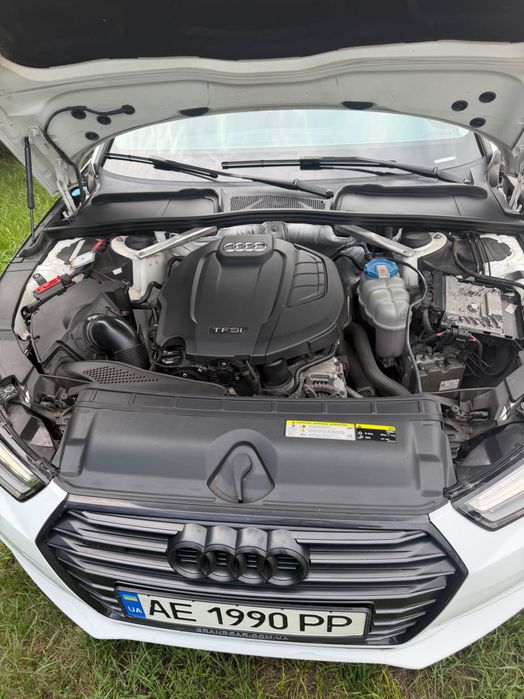 Автомобиль Audi A4B9