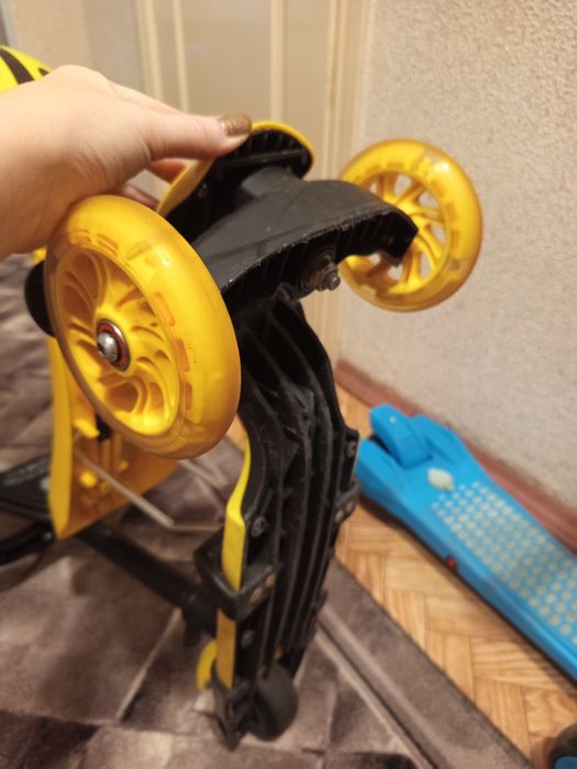 Дитячий самокат .