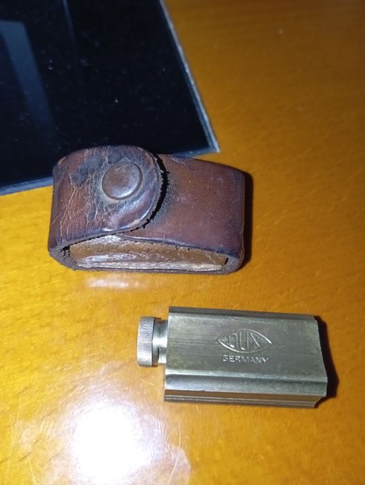peça antiga Afia apara  lápis a carvão em latão