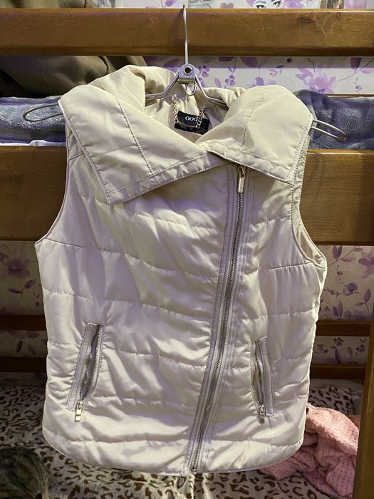 Желетка жіноча весняна, розмір xs, колір молочний