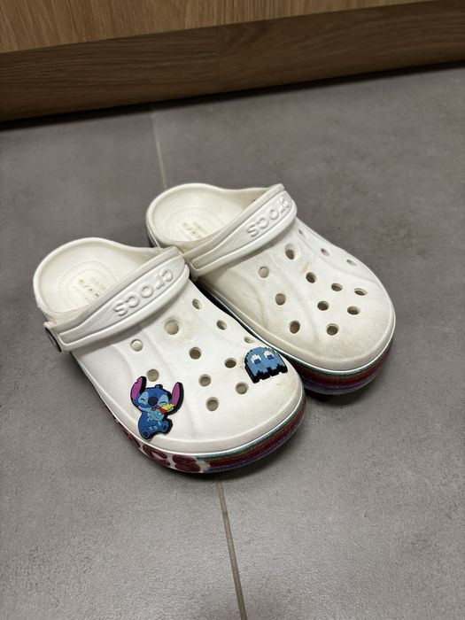 Crocs biale C11 z przypinkami