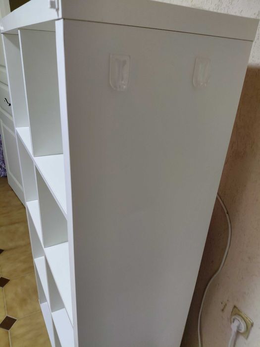 Móvel com prateleiras branco com 3 níveis, em bom estado