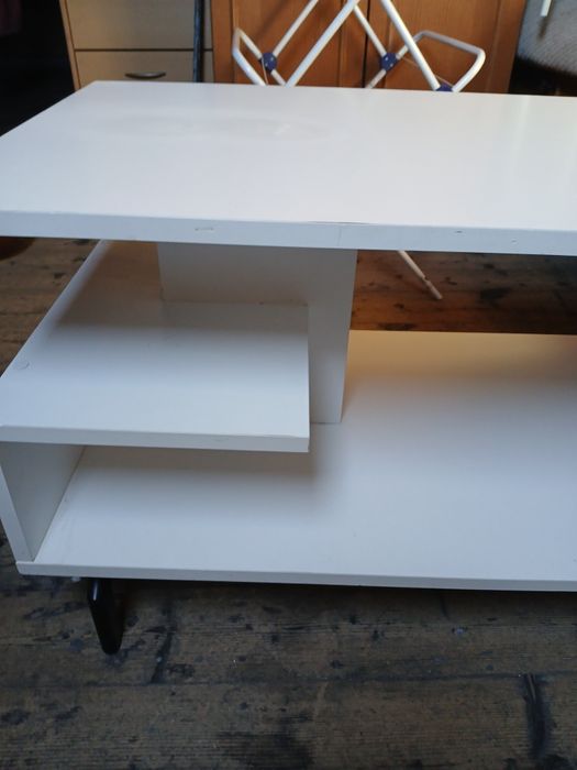Biala  ława do pokoju salonu